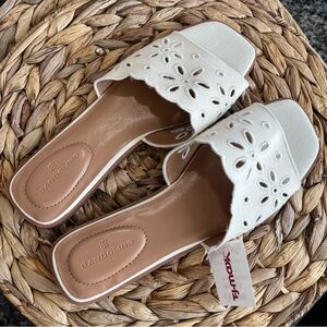 Bandolino Ivory Cream Flat Sandals Slides Shoes 9 Medium New